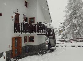 Monolocale situato in zona tranquilla, hôtel à Brusson