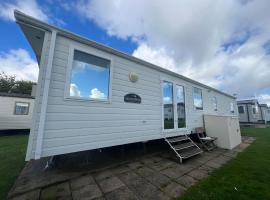 Kittiwake 10, Scratby - California Cliffs, Parkdean, sleeps 6, pet friendly, close to the beach, Hotel in Scratby