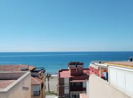 Habitación Ático Sol y Mar, hotel em Rincón de la Victoria