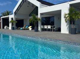 Kolibri Beach Luxury Villa, hotell i Long Bay Hills