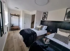 Spacious Town House - Coventry City Centre, Free Parking, Sleeps 6, High-Speed WiFi, En-suite, Great Location, A45, A46, JLR, NEC, Airport, Warwick & Stratford Upon Avon - Fernwood Stays - Your home away from home!