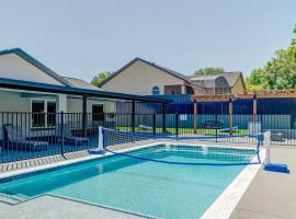 New Resort Style Oasis ~ LED Pool & Game Room, cottage in Minneola