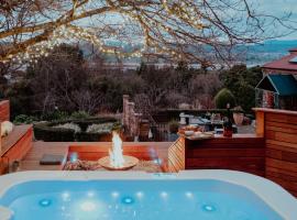 Outdoor Spa & Sauna with amazing views at Jaclyn Studio, holiday home in Launceston