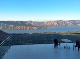 ํ์น๊ฐ๋์ ์์นํ ํธํ
Sharayu Holidays Valley View