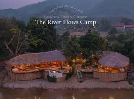 The River Flows Kued Chang Camp，Ban Muang Kut的木屋