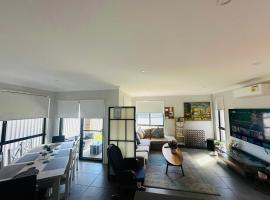 Entire 5 Bed Home with AC, Study and TVs, cottage in West Hoxton