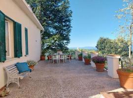 Villino Sole di Toscana con terrazza panoramica e giardino, hotel pet friendly a Monterotondo