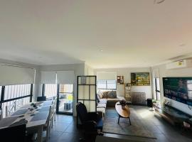 A Private Ensuite with AC and TV, hotel v destinaci Austral