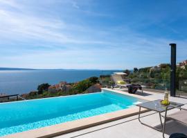 Three-bedroom Villa Sunshine with a heated pool, media room, and views of the sea, hotel na Jesenicah