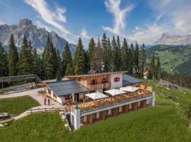 Rifugio Crëp de Munt, lodge in Corvara in Badia