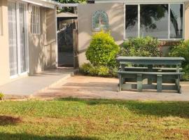 Serenity Alpaca Guest Farm, hotel in Lions River