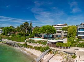 Lausanne area Luxurious 4-Bedroom Villa on the Lake by GuestLee, chalupa v destinaci Pully