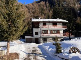 Appartamento in villa a Champoluc Ayas, khách sạn ở Brusson