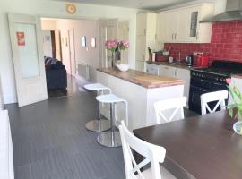 Spacious 3 bed townhouse in Dublin 12, hotel with parking in Dublin