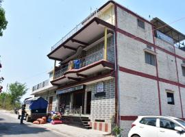 Adhikari hotel and Homestay,, alloggio in famiglia a Bhikia Sain