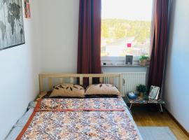 Cozy room in a shared apartment close to nature, hospedagem domiciliar em Gotemburgo