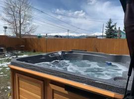 Mom's House - 1 block from downtown & Hot Tub, hotel in Leadville