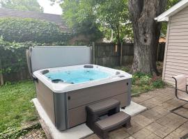 New Listing - Tranquil Retreat with Hot Tub, Hotel in Des Moines