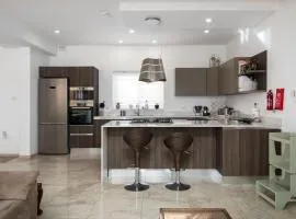 Family-Friendly Spacious Townhouse with Garden - Close to Airport