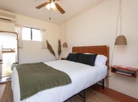 Desert Lily - Room 1 with shared pool access, hotel v destinaci Joshua Tree