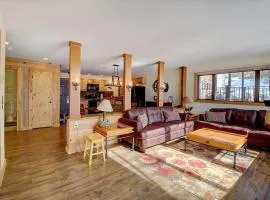 New Listing - Slopeside condo with Private Hot Tub