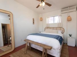 Renovated Lodge - Room 2 with pool access, hotel en Joshua Tree