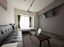 bHOTEL Nagomi - Well-Furnished with balcony Apt for 3 Ppl、広島市のコテージ