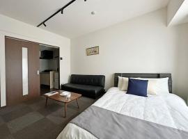 bHOTEL Nagomi - Luxe Apt for 3Ppl City Center: Hiroşima'da bir kulübe