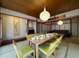 bLOCAL Itsuki - Charming Private House in Miyajimaguchi Near Itsukushima Shrine Upto 18 ppl、廿日市市の別荘