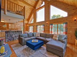 Berkshire Vacation Rentals: Great Barrington Cabin Sleeps 14 Walk To Town, готель у місті Ґрейт-Баррінґтон