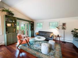 Berkshire Vacation Rentals: Great Barrington Walkable To Lake And Town、グレート・バリントンの別荘