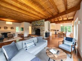 Berkshire Vacation Rentals: High End Berkshires Getaway, hotel in East Hillsdale