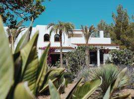 Villa 4 Palms only 5 minutes from Ibiza, hotel in Montecristo