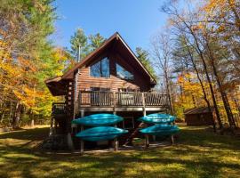 Berkshire Vacation Rentals: Secluded Cabin On Acres Of Woods Lake Access, villa à Otis