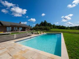 Berkshire Vacation Rentals: Private Oasis: 16 Acres Pool, hotel con parking en Chatham
