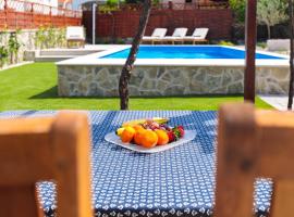 Home Away From Home with a heated pool, hotel a Punat