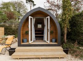 The Downs Stables Glamping Pod Theos Charm, glamping site in Findon