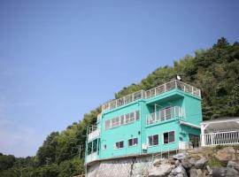 bLOCAL KAI House - with Ocean view good for 8 PPL Free WiFi, hotel i nærheden af Oshima Yahata Community Center, Komatsu