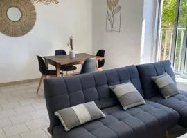 Spacieux 2 chambres, CLIM, parking prive ferme, LOCAL VELOS