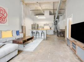 3BR Luxury Historic Loft with Gym by ENVITAE, hotelli kohteessa Kansas City