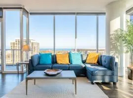 3BR Luxury Glass Apartment With Views Pool & Gym