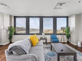 Sleek 2BR Downtown Retreat with Gym, hotel i Pittsburgh