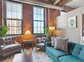 2BR Spacious Historic Loft With Pool, apartment in Pittsburgh