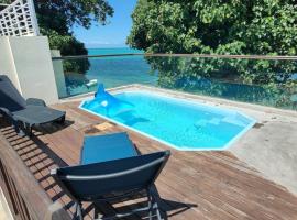 Villa la Perle, piscine privée, vue sur le lagon, hotel in Mahébourg