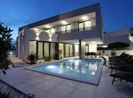 Luxury Villa 033 with heated pool