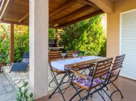 Lovely Apartment In Vantacici