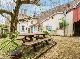 Beautiful Home In Dommartin-le-saint-pr With Wi-fi, hotel with parking in Dommartin-le-Saint-Père