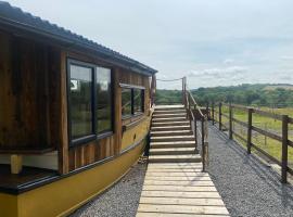Swallowfield Glamping-Unsinkable, campsite in Yeovil