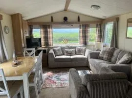 Caravan - Sleeps 8 - Decking - Pets Ok - Parking