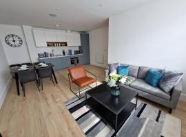 Fabulous top floor 2 bedroom apartment in Chertsey, hotel a Chertsey